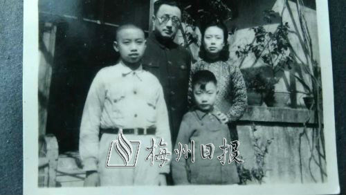 刘兴诗（左一）
和父亲刘静以及母
亲、弟弟在一起。（摄
于1940年代的武汉）