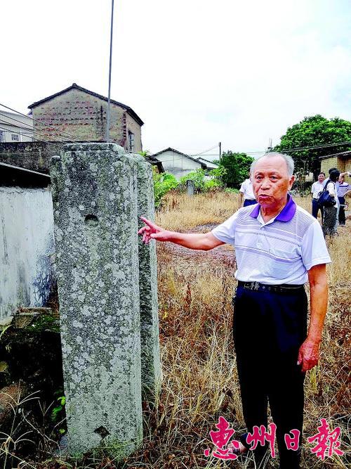 　柯氏宗祠门前保留有功名夹。
